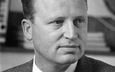 1952: Mit Heinz-Dieter Keller (1927-2007) übernimmt die dritte Generation die Verantwortung für das Unternehmen. Keller Lufttechnik spezialisiert sich auf industrielle Luftreinhaltung und vertreibt die Anlagen weltweit.