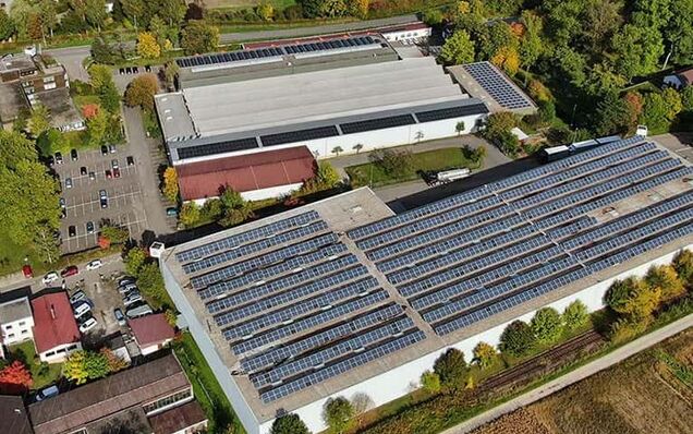 Rund 500.000 Kilowattstunden Strom produzieren wir jährlich selbst – mit den Photovoltaik-Anlagen auf unseren Hallendächern. Das entspricht mehr als der Hälfte unseres Verbrauchs.