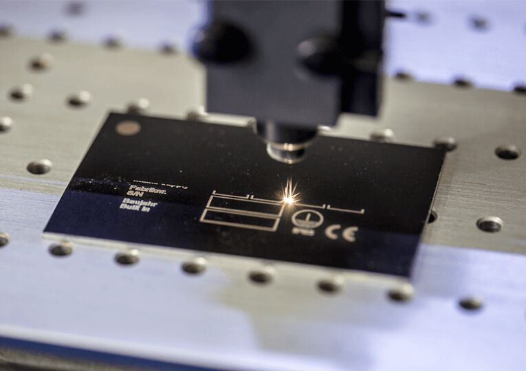 Beim Lasergravieren entstehen sehr feine Emissionen, die je nach Material sehr unterschiedlich ausfallen können