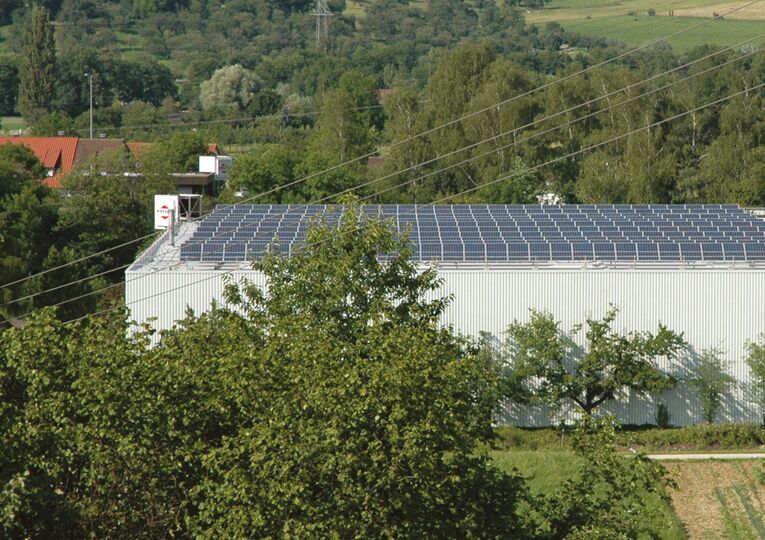 Die eigene Photovoltaikanlage erzielt eine Leistung von 366 kWp und ist damit eine der größten in der Region. Damit spart das Unternehmen jährlich 215 to CO2 ein - das ist ein positiver und gewollter Beitrag zur Ökobilanz.