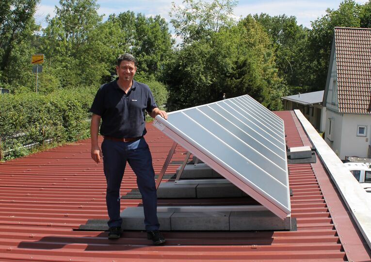 Der Energiebeauftragte Axel Maier ist zufrieden mit der Energiekostenersparnis durch die neue Solarthermieanlage auf dem Dach der Umkleideräume