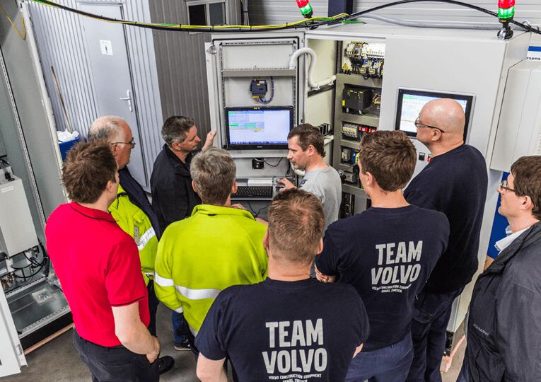 Das „Team Volvo CE“ macht sich mit der Bedienung und Wartung der Anlage vertraut.